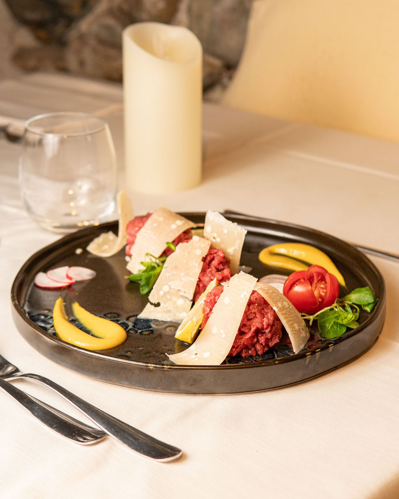 Battuta al coltello con scaglie di formaggio