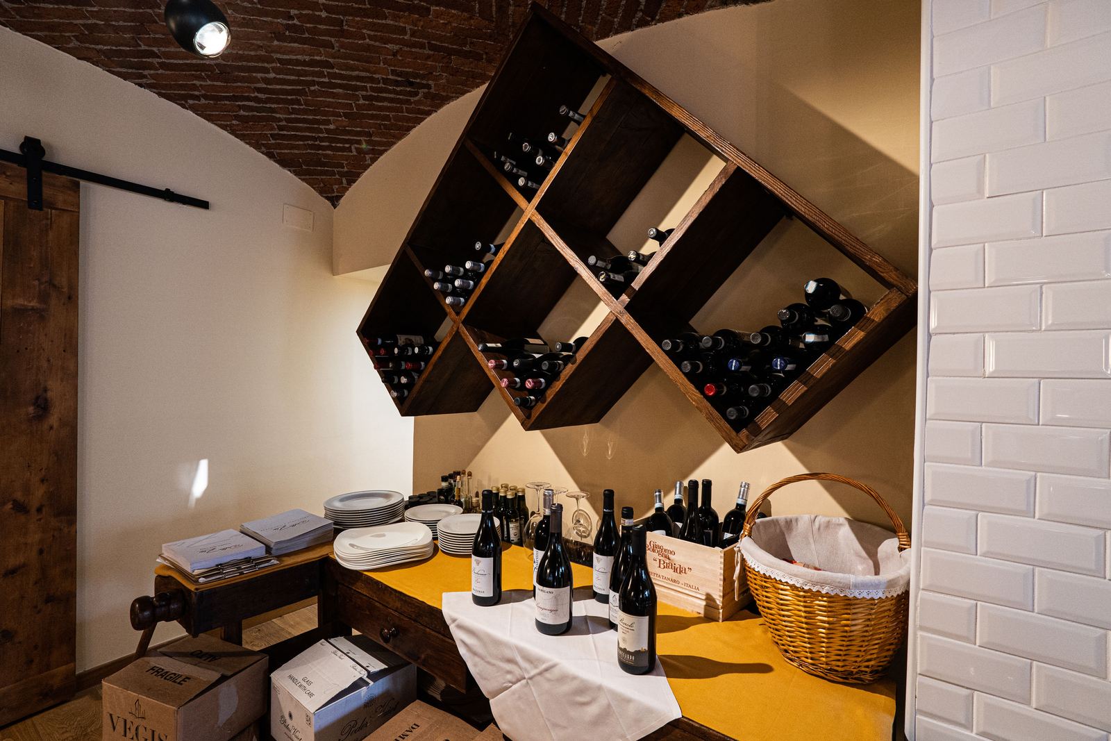 Angolo dei vini sotto la volta in mattoni