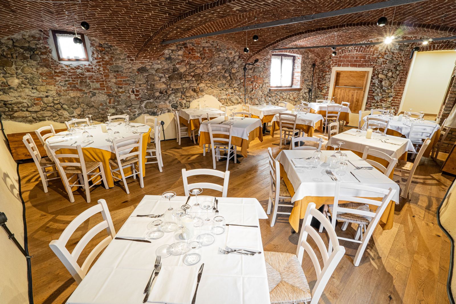 Sala con volte in mattoni e muri in pietra della Trattoria Dalla Zia