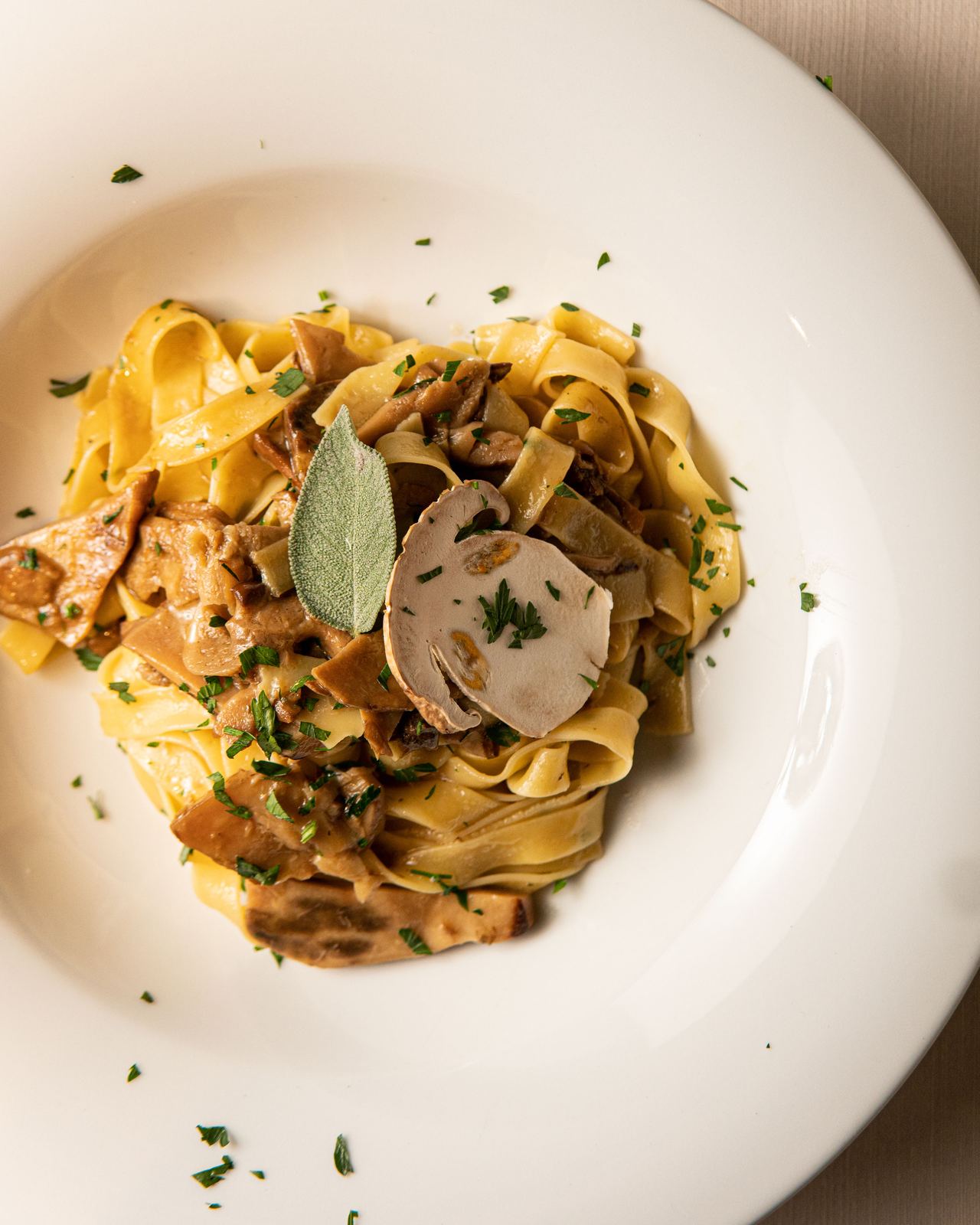 Tagliatelle fatte in casa con funghi porcini e salvia