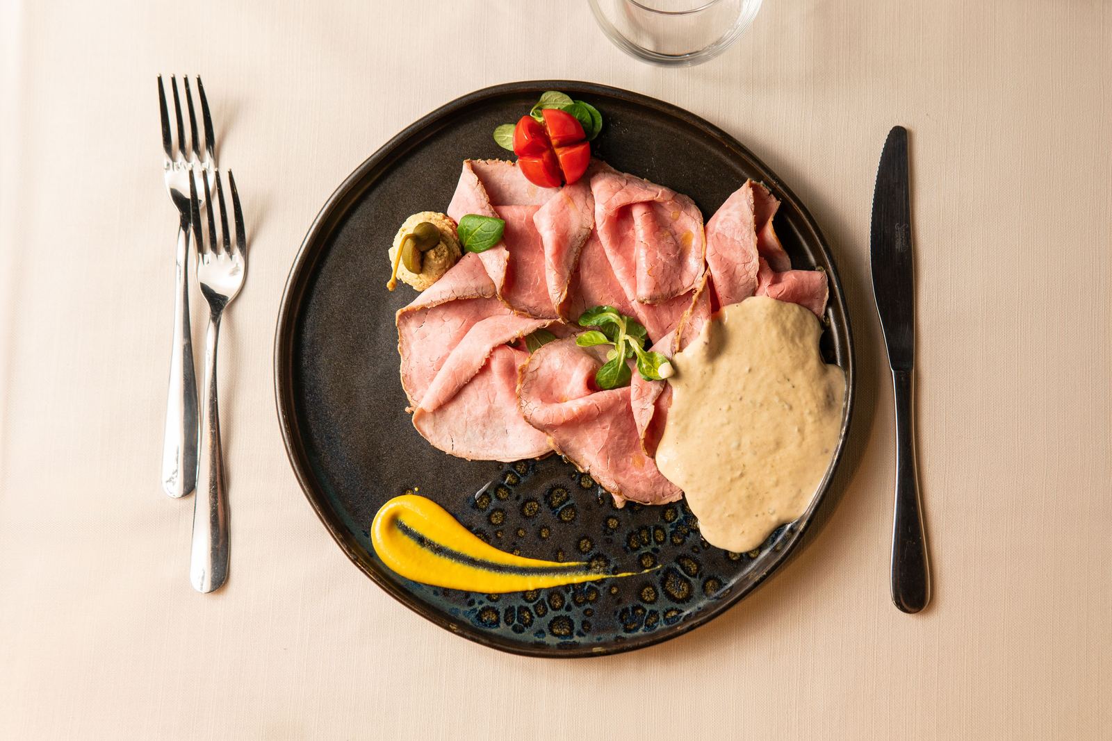 Vitello tonnato con le due salse, antica e moderna